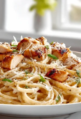Cremige Protein Pasta Alfredo mit Hähnchen & Parmesan