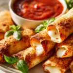 Leckere Pizza Roll Breadsticks: Mozzarella & Tomatensauce!