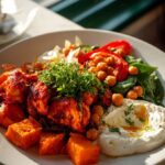 Würziges Ofen-Harissa Hähnchen mit Süßkartoffel, Kichererbsen und Knoblauchjoghurt